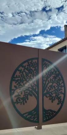 Fabrication portail 2 vantaux Habillage décoratif "arbre de vie" Laquage ral mars 2525 et noir 9005 FT