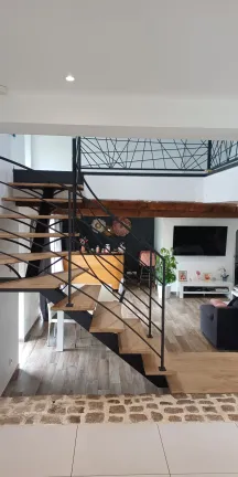 Escalier limon central 1/4 tournant Garde corps de rampant en acier, cadre en tube 40x20mm, 4 lisses D.13 Garde corps droits en acier, lisses entremêlées Laquage ral 2100 sablé 53300 LE PAS