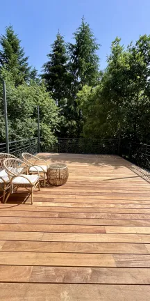 Fabrication d'une terrasse en acier, ossature en UPN, remplissage en bastaing Douglas et en plancher bois "Cumaru", galvanisation+ laquage ossature ral 7016 FT. Fabrication de garde corps en aluminium, poteaux plats, 2 lisses, soubassement en habillage décoratif, main courante en tube rectangle, laquage ral 7016 FT. Poteaux avec crochets pour toile tendue en acier galvanisé, laquage ral 7016 FT. 53100 ST BAUDELLE