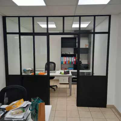 Verrière + porte en acier pour séparation pièce, avec traverse intermédiaire, verres feuilletés en 33/2, laquage ral 9005 FT, 53600 EVRON.