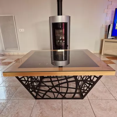 Table basse piétement en habillage décoratif Plateau bois avec insert en acier (mots croisés prénoms famille) Vitrage clair Laquage ral 9005 FT 72380 JOUE L'ABBE