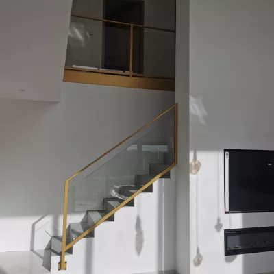 Garde corps en acier laquage or, remplissage en vitrage