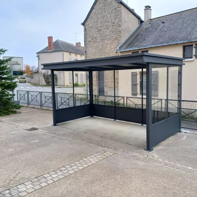 Abri de bus en aluminium Soubassement en tôle et remplissage en vitrage clair 53150 Montsurs