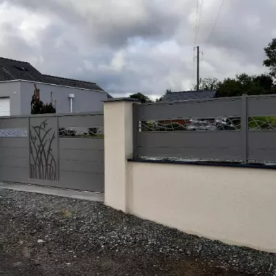 Portail et clôture en aluminium Habillage décoratif "spline" + "herbage" en inox brossé Laquage ral 9007 Grège 53100 ST GEORGES DE BUTTAVENT