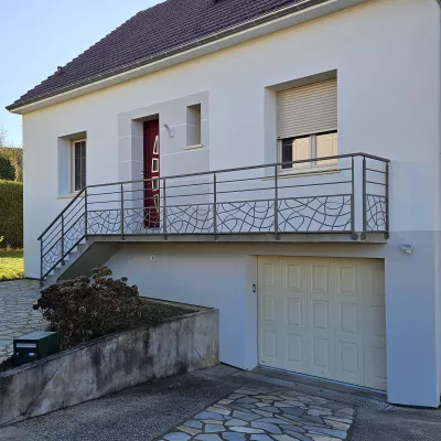 Fabrication garde corps en aluminium Cadre en tube rectangle, 2 lisses, soubassement en habillage décoratif "splines" Laquage ral 7006 FT 53150 MONTSURS