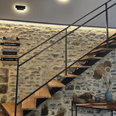 Escalier limon central 1/4 tournant désaxé Laquage ral noir 2100 sablé Marches en chênes Garde corps en acier, ossature en tube, remplissage en vitrage fixé dans cornière+ pare close Bandeau Led 53600 EVRON