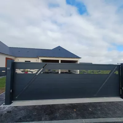 Portail en aluminium de 4500x1500 mm de hauteur remplissage en lames avec un habillage décoratif "spline semi ajourés" Laquage ral 7016 FT 53150 ST CHRISTOPHE DU LUAT