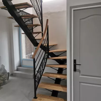 Escalier 2/4 tournant, limon central en acier Marches et main courante en chêne garde corps avec 2 lisses+ habillage décoratif "oriental" Laquage ral noir 9005 FT 72140 ROUESSE-VASSE