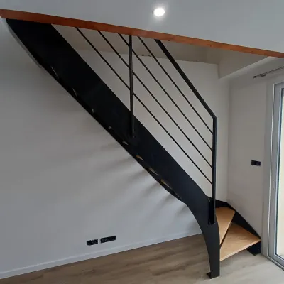Escalier double limons 1/4 tournant en acier Garde corps en cadre 40x20mm, 4 lisses D.13 Marches en chêne vernis 2 couches Laquage ral noir 9005 FT 77340 pontault combault