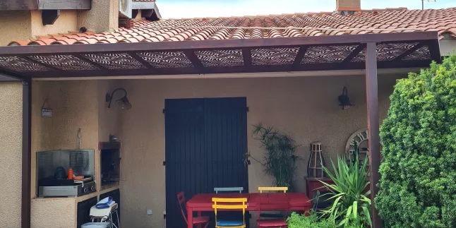 Pergola en style Corten Tôle avec habillage décoratif feuillage 66008 ARGELES SUR MER
