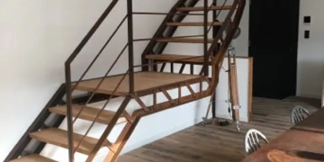 Escalier 1/4 tournant en acier, double limons atypique avec palier intermédiaire, garde corps en tube 40x20, 3 lisses en tube D.13. 53600 EVRON.