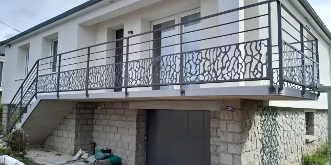 Garde corps cadre en 40x20 2 lisses soubassement en habillage décoratif "racine" Laquage ral 7022 FT 53000 Laval