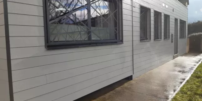 Habillage de fenêtre en aluminium, remplissage en habillage décoratif "bambou", ral 7016 FT, 53000 LAVAL.