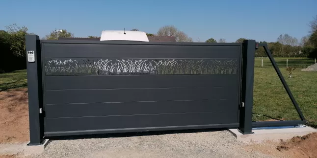 Portail coulissant autoporté en aluminium, habillage décoratif "herbage", laquage ral 7016 FT. 53150 ST CHRISTOPHE DU LUAT