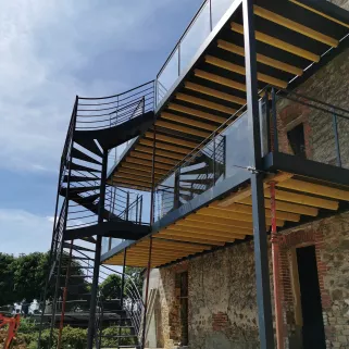 Châssis en aluminium, escalier hélicoïdal carré, fût en tube rond, marches en acier lar