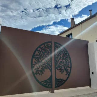 Fabrication portail 2 vantaux Habillage décoratif "arbre de vie" Laquage ral mars 2525 et noir 9005 FT