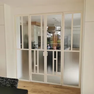 Porte verrière ouvrante + 2 imposes fixe en acier Remplissage en assortiment de vitrage.