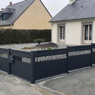 Garde corps en aluminium, remplissage en lames avec un habillage décoratif "cases décalées", ral 7016 FT.