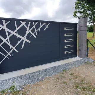 Portail coulissant à lames en aluminium, habillage décoratif en inox brossé, laquage ral 7016 FT.