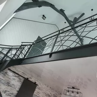 Garde corps en acier, poteaux plats, remplissage en habillage décoratif "courbe", toute hauteur, laquage ral 9005, main courante acier D.40.