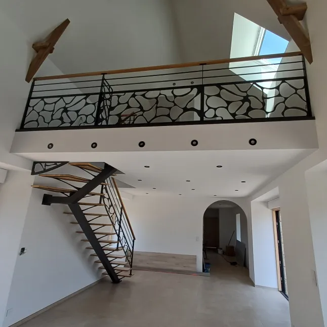 Fabrication d'un escalier limon central 1/4 tournant en acier Marches et main courantes en chêne Garde corps en acier, poteaux plats, 2 lisses D.13, soubassement en habillage décoratif. Laquage ral noir 2100 sablé 53300 ST FRAIMBAULT DE PRIERES